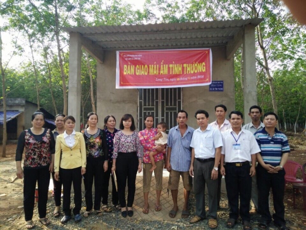 Hội LHPN huyện Phú Riềng trao tặng 10 "Mái ấm tình thương" cho phụ nữ nghèo