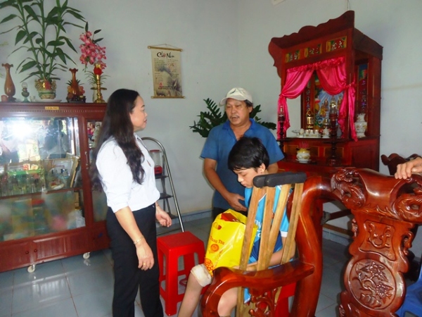 Lãnh đạo Huyện Phú Riềng thăm tặng quà cho các em thiếu nhi nhân dịp trung thu
