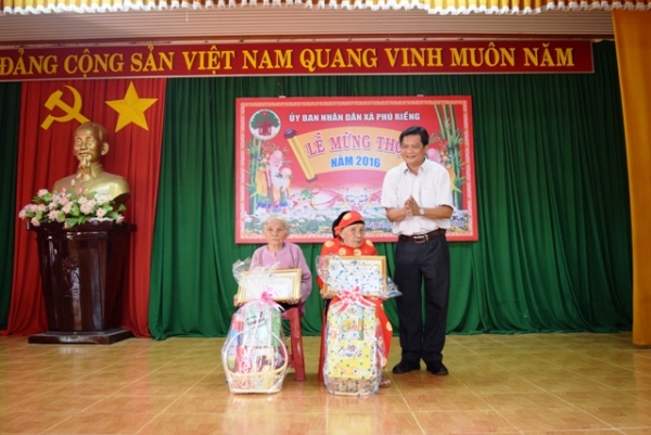 Lãnh đạo huyện Phú Riềng thăm và tặng quà cho người cao tuổi