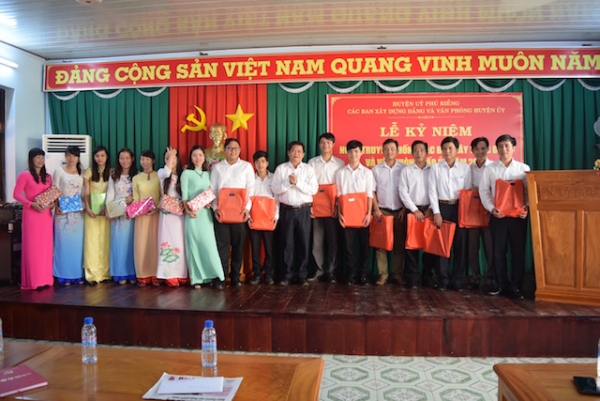 Phú Riềng tổ chức lễ kỷ niệm ngày truyền thống các ban xây dựng Đảng và Văn phòng cấp ủy năm 2016