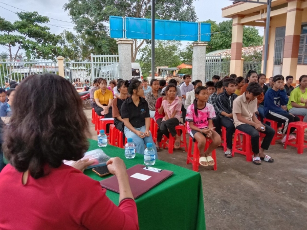 Khai giảng lớp phổ cập giáo dục- xóa mù chữ tại xã Long Hà