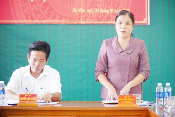 Bí thư Huyện uỷ Nguyễn Thị Xuân Hoà về dự sinh hoạt chi bộ quân sự