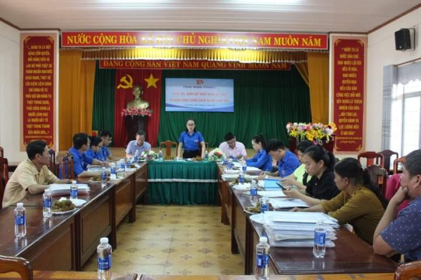Tỉnh đoàn kiểm tra, giám sát hoạt động ủy thác Ngân hàng Chính sách xã hội tại xã Phú Riềng