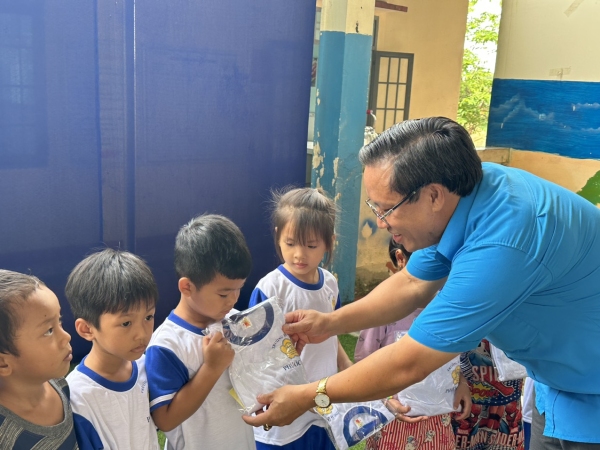 Liên Đoàn Lao động huyện Phú Riềng trao tặng 80 bộ quần áo mới cho các em học sinh