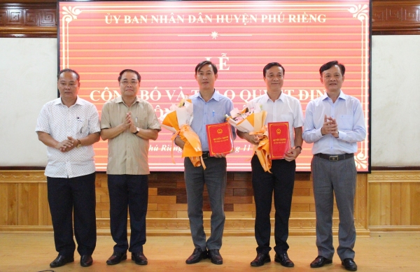 Lãnh đạo huyện Phú Riềng trao Quyết định và tặng hoa chúc mừng tân Chủ tịch UBND xã: Long Hà và Bình Sơn.