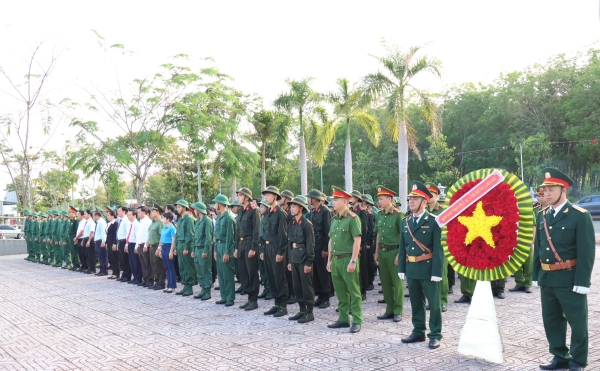 Dâng hương tưởng niệm các anh hùng, liệt sĩ trước khi diễn ra Hội trại tòng quân năm 2024.