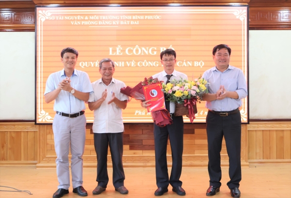Công bố quyết định bổ nhiệm lại Phó Giám đốc Chi nhánh Văn phòng Đăng ký Đất đai huyện Phú Riềng.