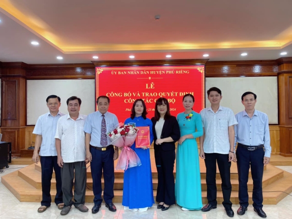 Bà Phạm Thị Hoàn được điều động và bổ nhiệm giữ chức vụ Phó Hiệu trưởng Trường Tiểu học Lê Hoàn