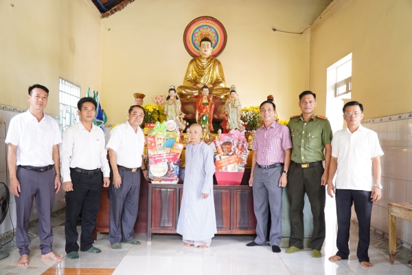 Lãnh đạo huyện Phú Riềng thăm, chúc mừng Đại lễ Phật đản năm 2024 các chùa trên địa bàn 2 xã Long Bình, Long Hà