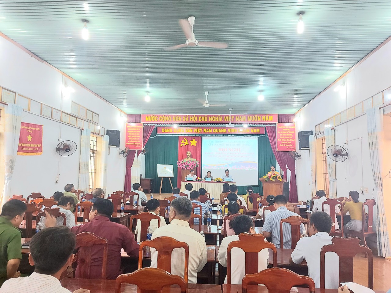 Đại biểu Hội đồng nhân dân tỉnh và Đại biểu Hội đồng nhân dân huyện tiếp xúc cử tri tại xã Bình Sơn