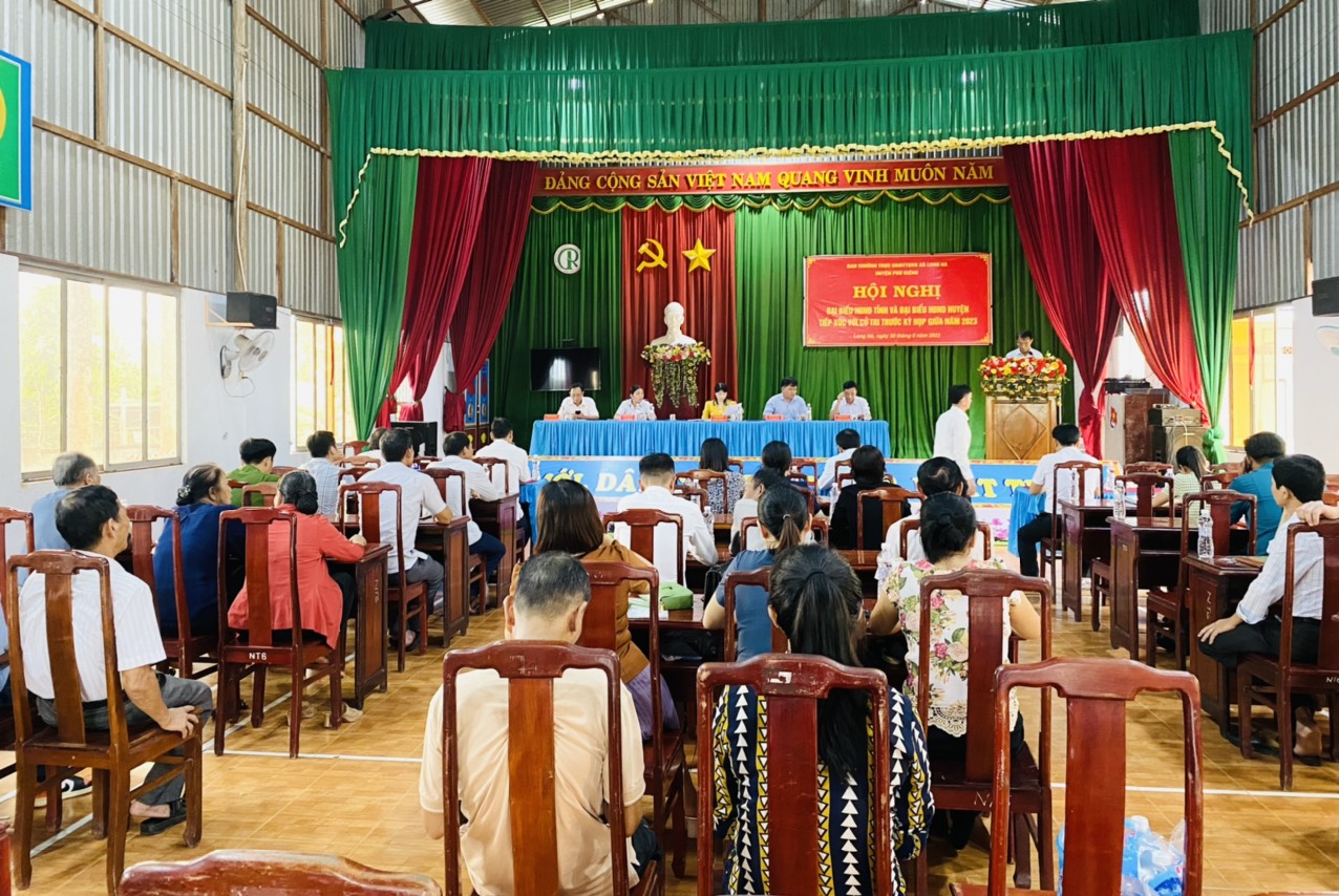 Đại biểu Hội đồng nhân dân tỉnh và Đại biểu Hội đồng nhân dân huyện tiếp xúc cử tri tại xã Long Hà trước kỳ họp giữa năm 2023