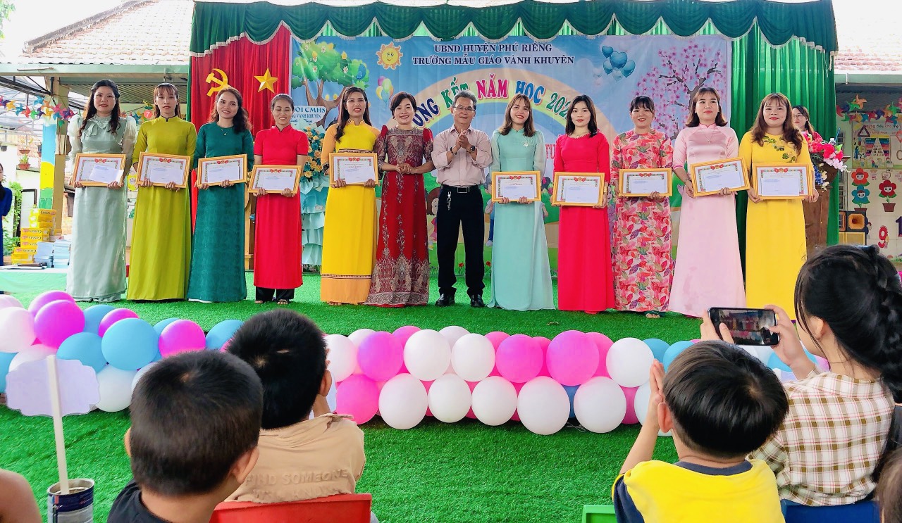 Trường Mẫu giáo Vành Khuyên tổ chức Lễ tổng kết năm học 2022-2023 và Lễ ra trường cho trẻ 5 tuổi