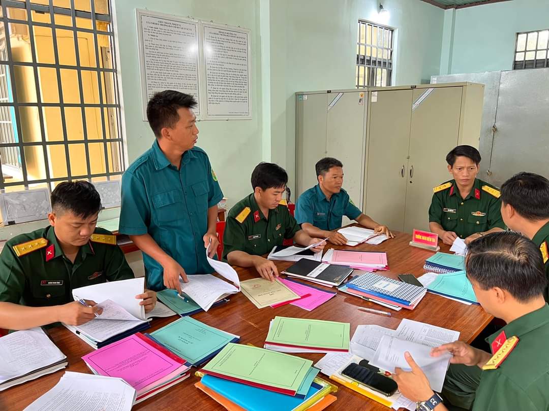 Kiểm tra công tác quân sự - quốc phòng 6 tháng đầu năm tại Ban CHQS xã Phước Tân