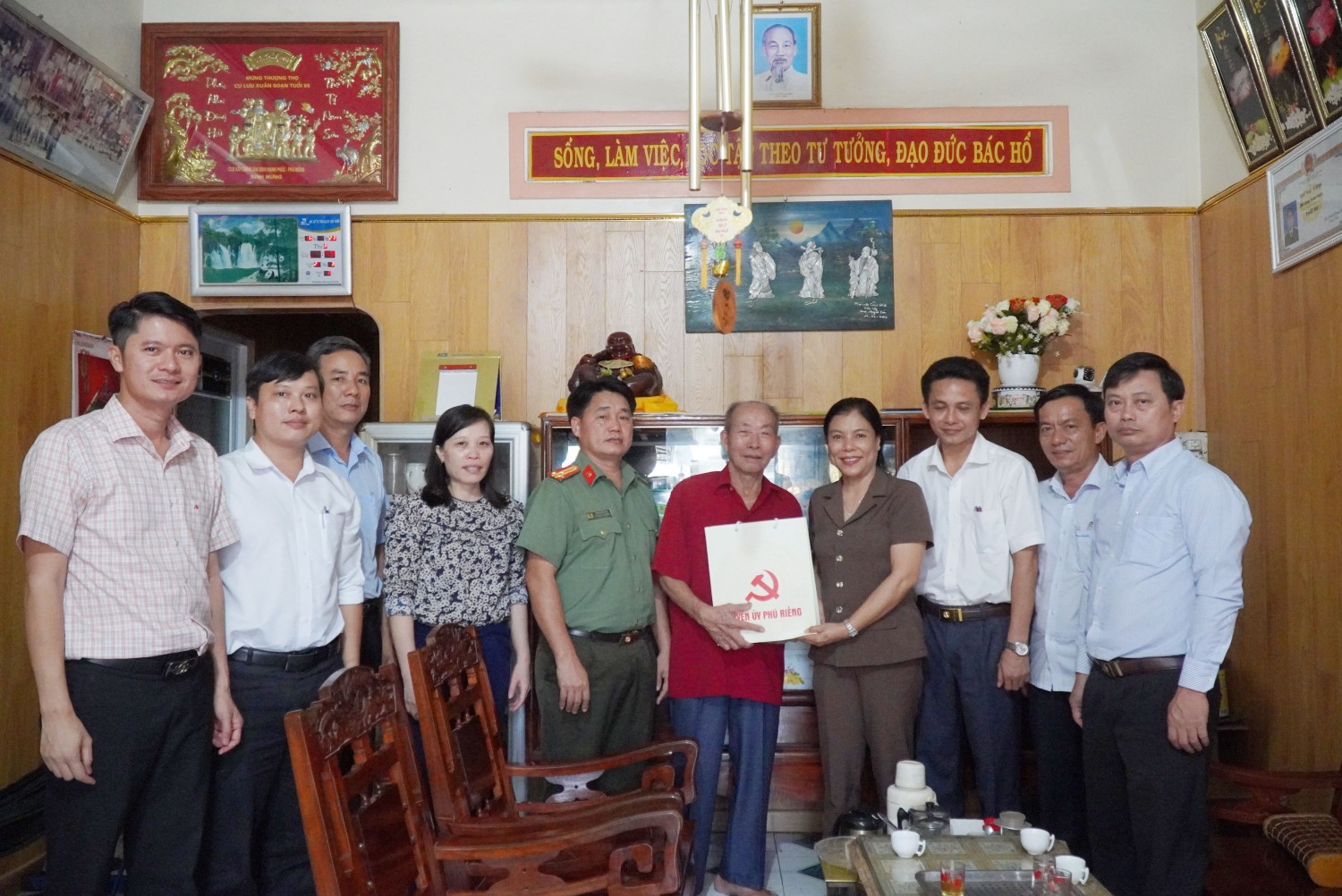 Lãnh đạo huyện thăm tặng quà đảng viên cao tuổi trên địa bàn xã Phú Riềng