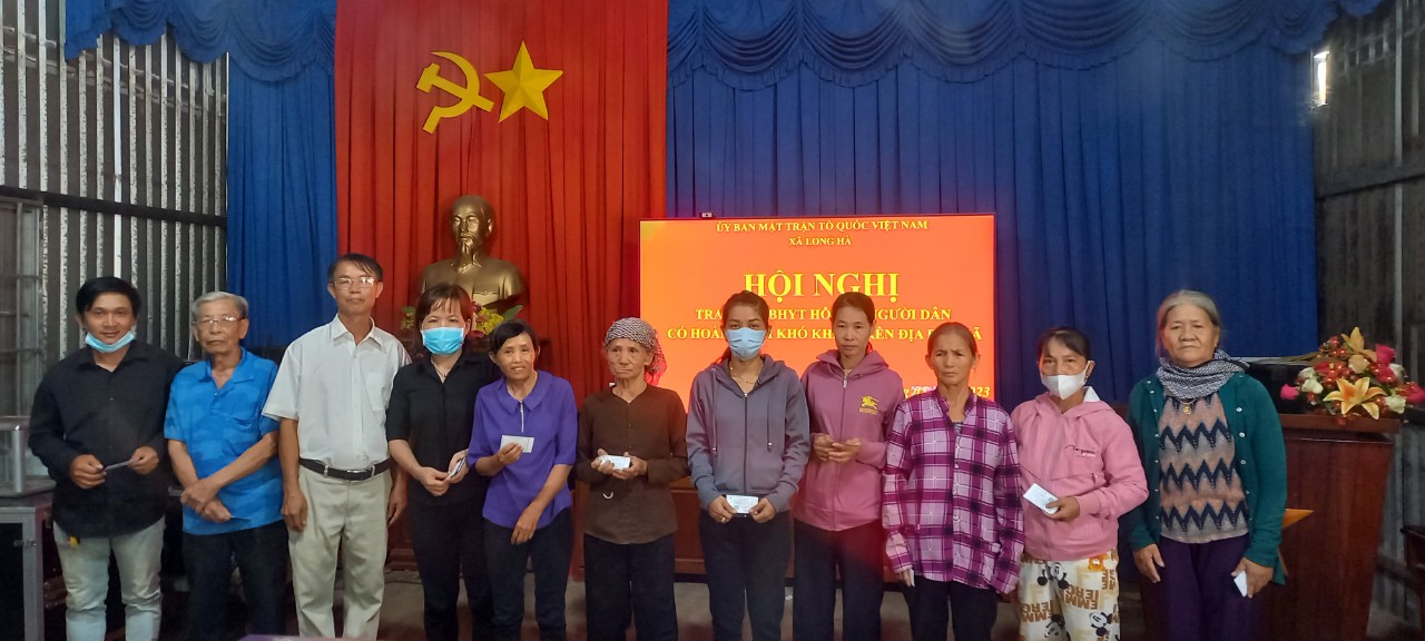 Hỗ trợ 989 tháng, 129 thẻ BHYT cho người dân khó khăn trên địa bàn xã Long Hà