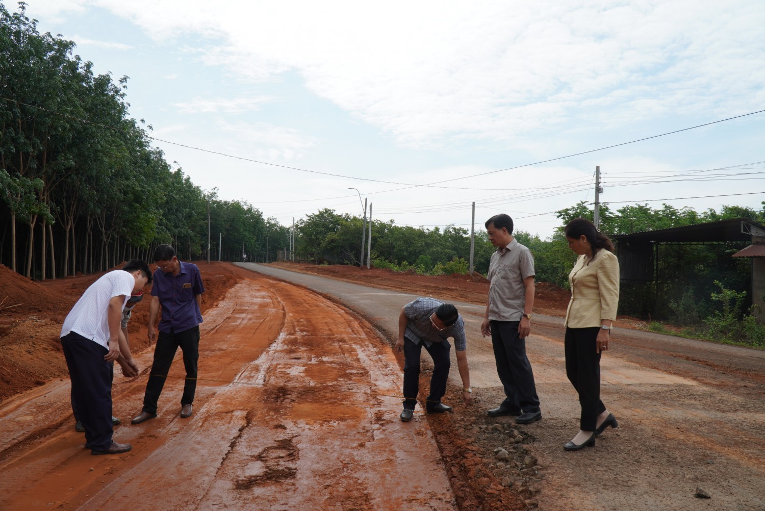 Lãnh đạo huyện Phú Riềng đi kiểm tra một số tuyến đường giao thông đang thi công trên địa bàn huyện.