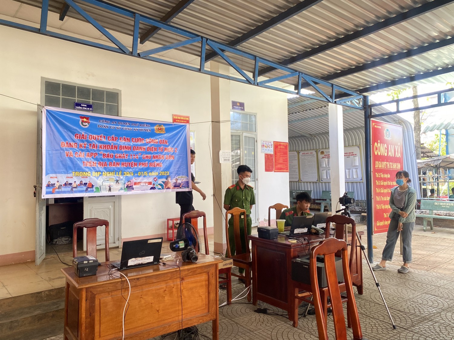Công an huyện Phú Riềng cấp Căn cước công dân, định danh điện tử, hướng dẫn cài đặt app báo cháy 114 xuyên suốt dịp nghỉ lễ