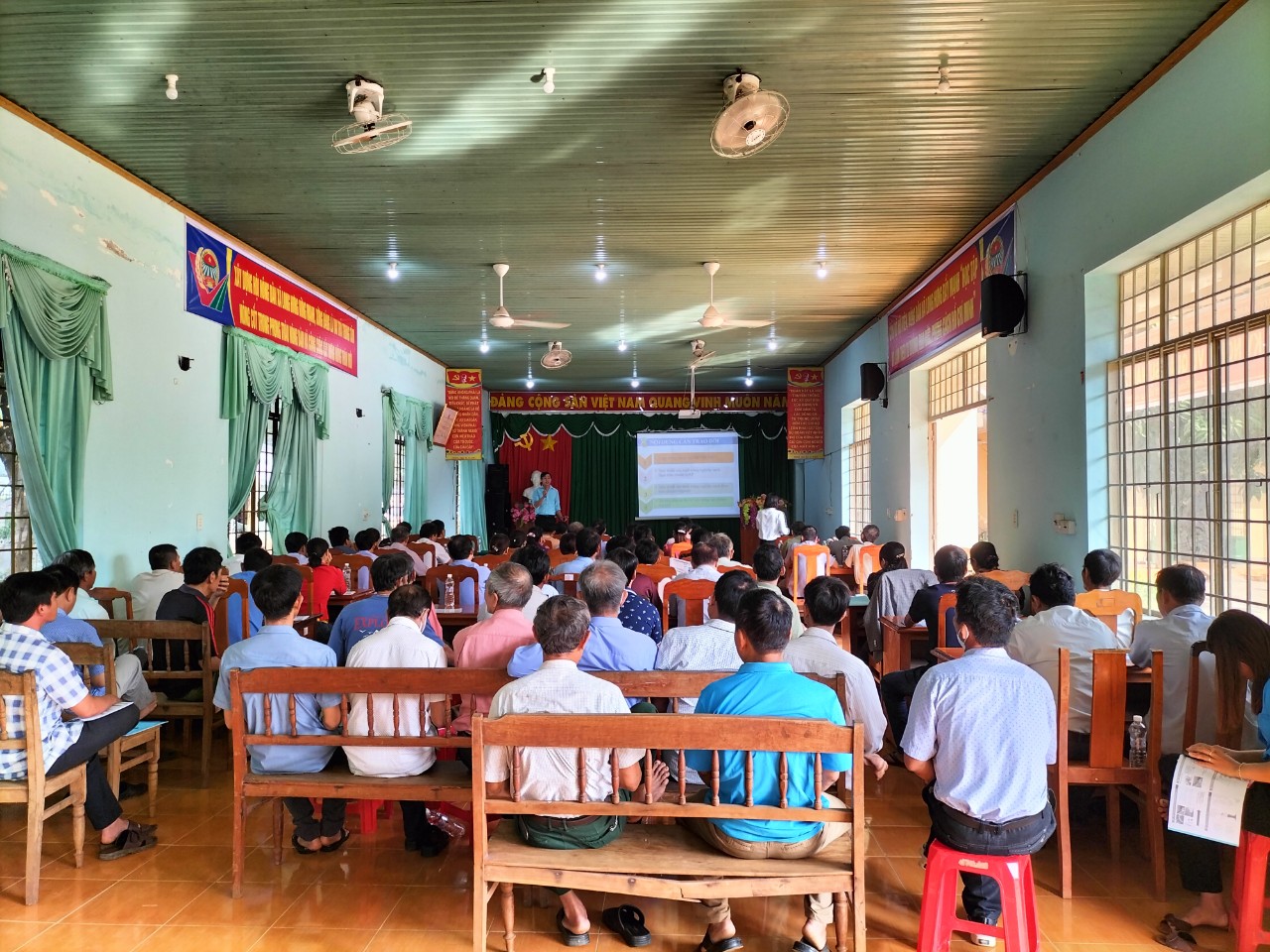 100 nông dân của huyện Phú Riềng được triển khai thực hiện Đề án “Hội Nông dân với các mô hình sản xuất nông nghiệp sạch, mỗi xã một sản phẩm, giai đoạn 2021-2025”
