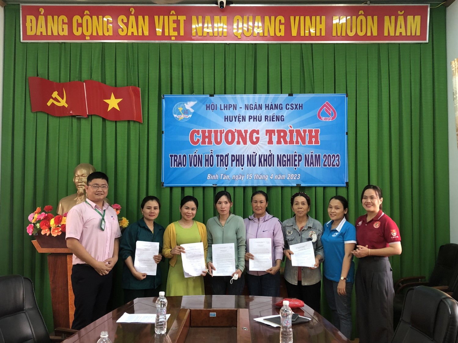 Hội LHPN huyện Phú Riềng phối hợp trao vốn khởi nghiệp, khởi sự kinh doanh cho hội viên phụ nữ