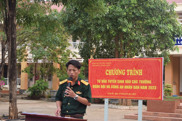 Ban tuyển sinh Quân sự, Công an huyện Phú Riềng tư vấn tuyển sinh cho học sinh trường THPT Ngô Quyền.