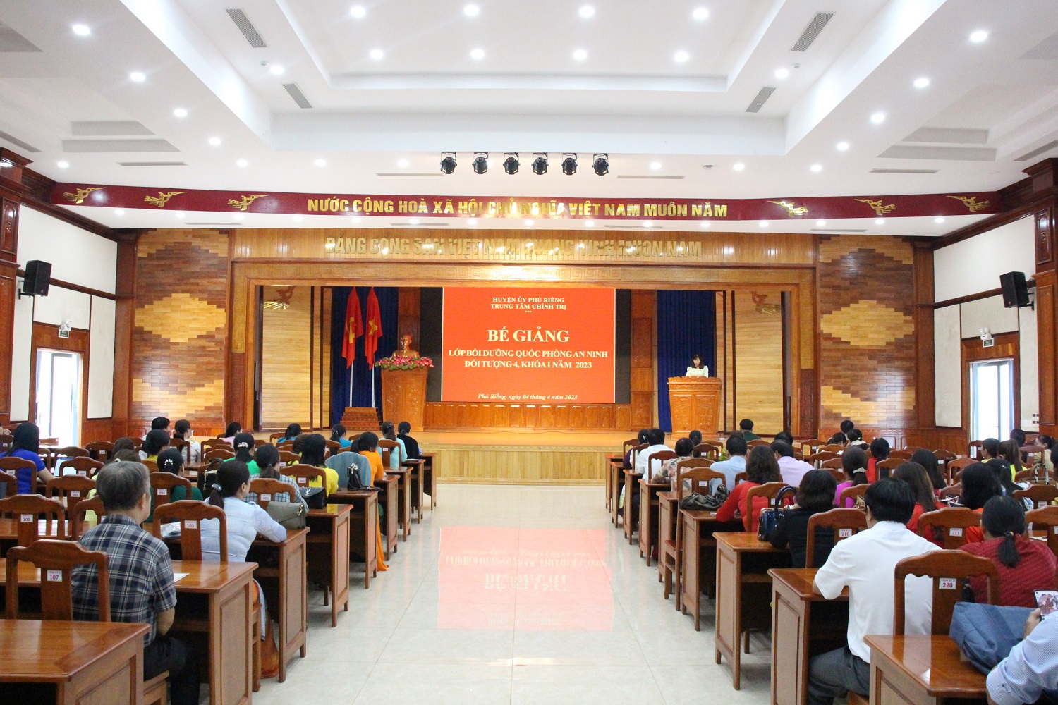 Huyện Phú Riềng: 109 học viên được cấp giấy chứng nhận hoàn thành lớp bồi dưỡng kiến thức quốc phòng an ninh cho đối tượng 4.