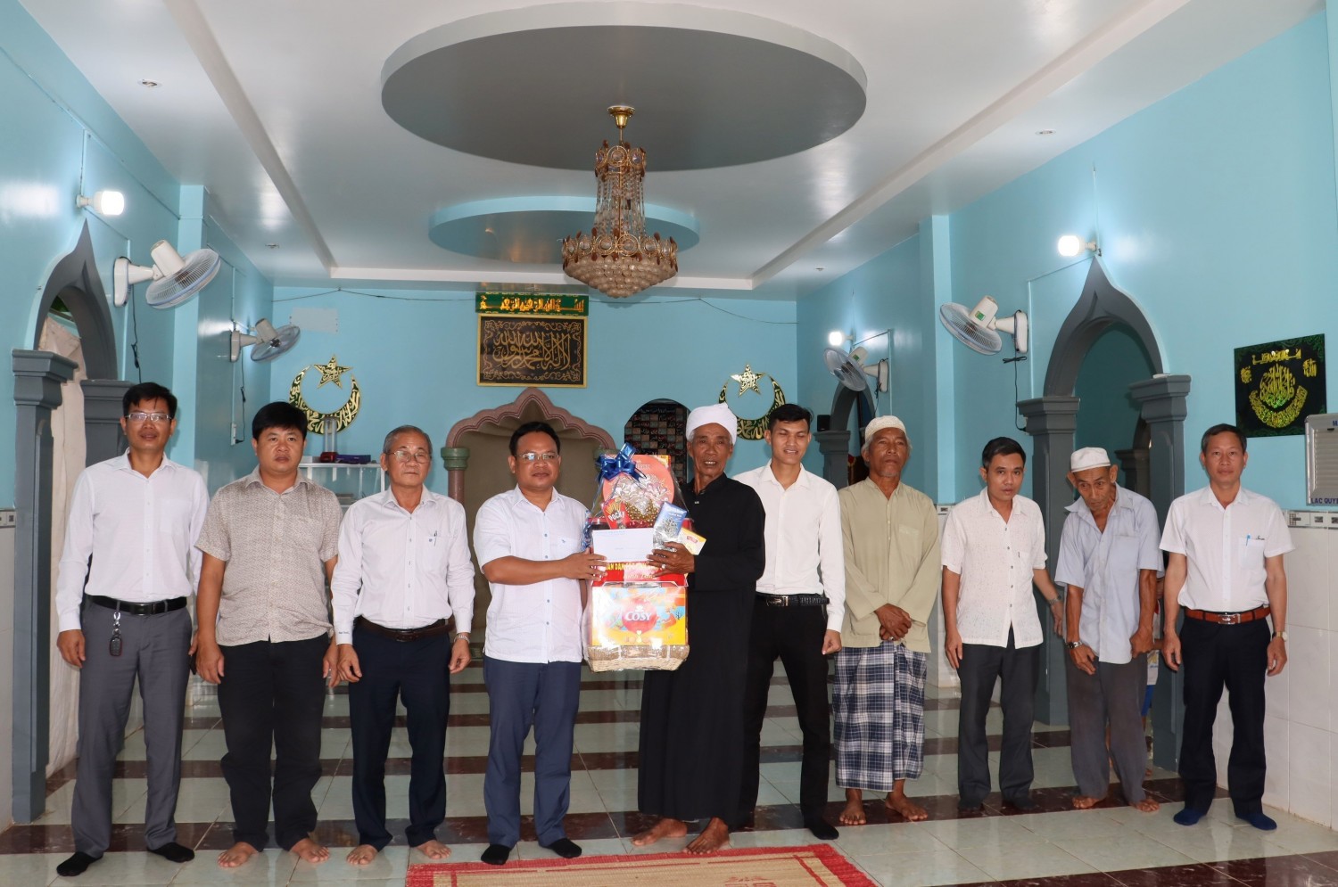Lãnh đạo tỉnh thăm, chúc mừng lễ Ramadan của đồng bào Chăm tại xã Phú Riềng