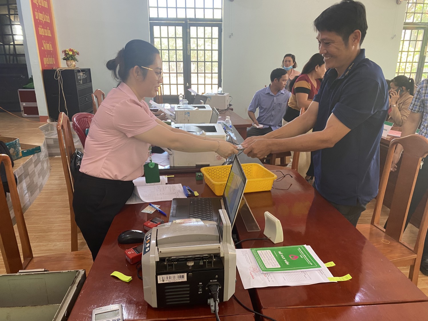 Ngân hàng chính sách huyện Phú Riềng giải ngân số tiền 1.280 triệu đồng cho các hộ vay xã Phú Riềng