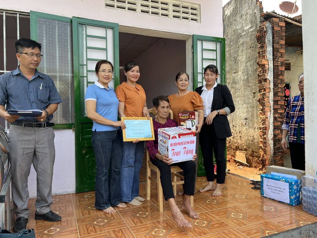 Hỗ trợ gia đình vợ Liệt sỹ Phạm Thị Dẫn bị cháy nhà ở xã Phú Riềng