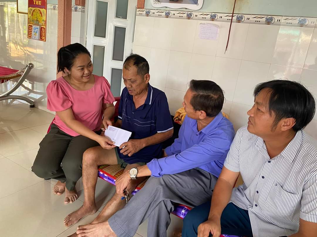 Xã Phước Tân thăm hỏi, động viên đối tượng Người có công