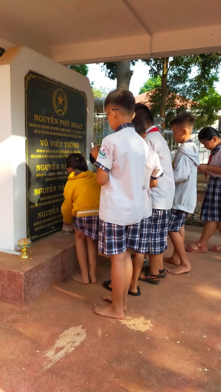Gần 200 em học sinh xã Bình Sơn dọn vệ sinh và thắp hương tưởng nhớ các anh hùng liệt sĩ