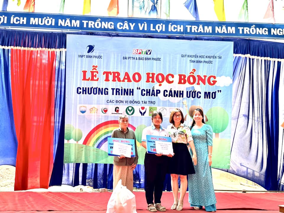 Trao học bổng “Chắp cánh ước mơ” tiếp bước đến trường trị giá 120 triệu đồng cho em Nguyễn Thị Yến Nhi