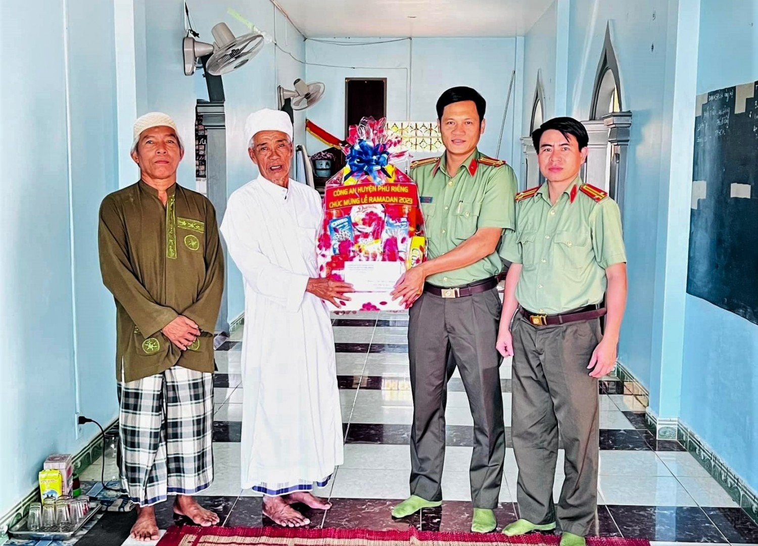 Công an huyện Phú Riềng thăm tặng quà cộng đồng Người Chăm theo đạo Hồi nhân dịp lễ Ramadan.