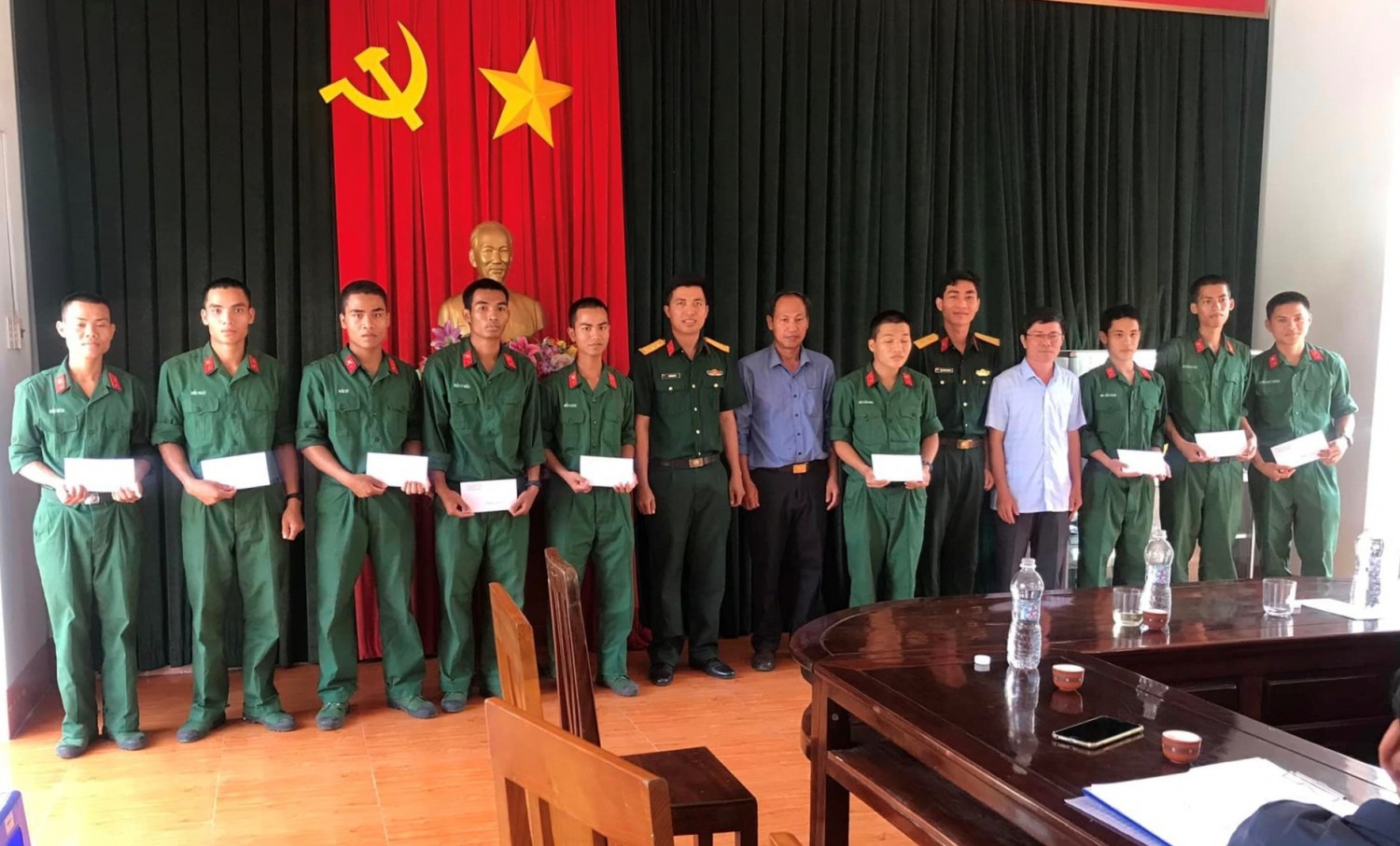 Xã Phước Tân thăm, động viên, chiến sỹ mới nhập ngũ năm 2023 và đơn vị huấn luyện