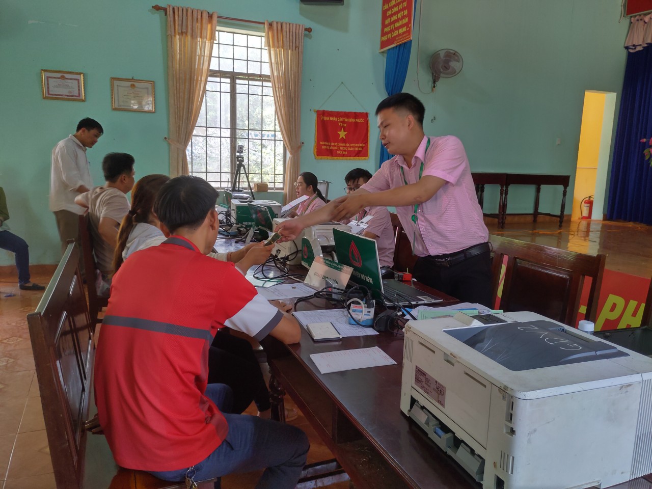 Ngân hàng chính sách huyện Phú Riềng giải ngân số tiền 730 triệu đồng cho các hộ vay xã Phước Tân