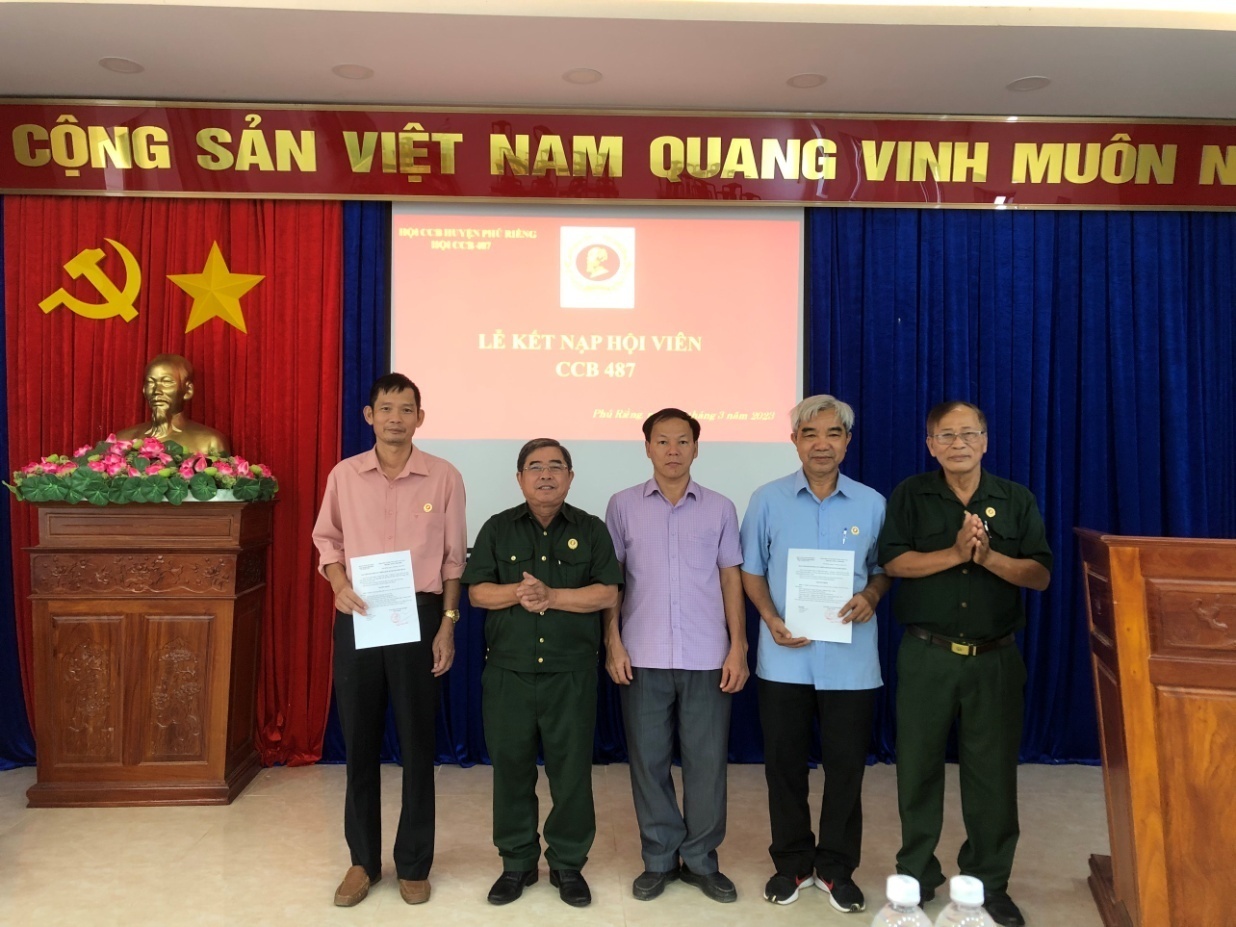 Hội CCB Khối 487 (Khối cơ quan) huyện Phú Riềng tổ chức lễ kết nạp hội viên mới