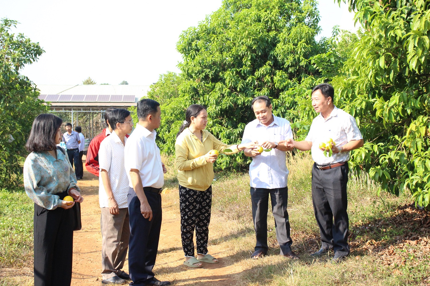 Đoàn công tác của huyện Phú Riềng thăm các mô hình kinh tế trên địa bàn xã Long Tân.