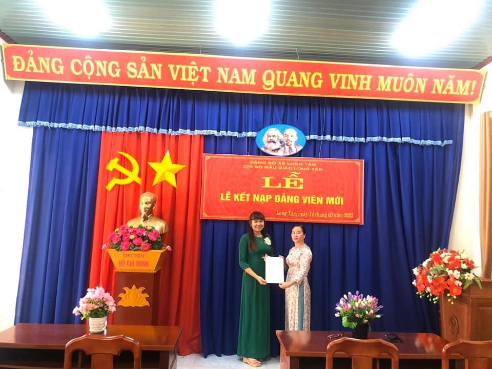 Chi bộ trường Mẫu giáo Long Tân kết nạp Đảng viên mới.