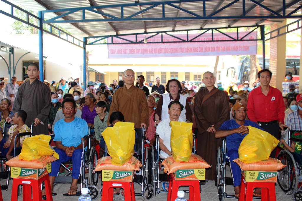 Phú Riềng: 230 phần quà và 30 xe lăn tặng người khuyết tật, người nghèo, khó khăn, học sinh nghèo vượt khó