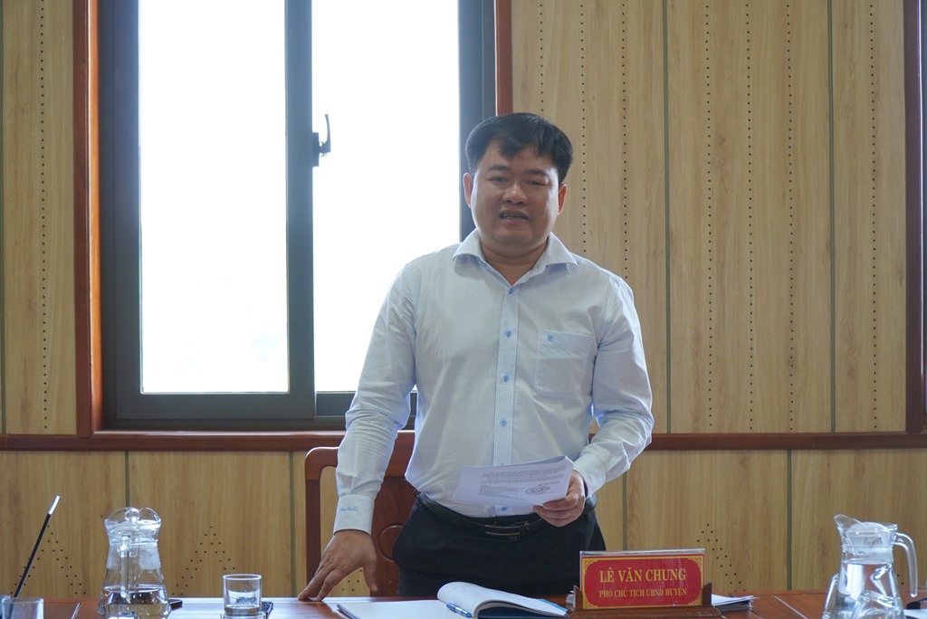 Phó Chủ tịch UBND huyện Lê Văn Chung nghe báo cáo việc tham mưu Kế hoạch xây dựng huyện nông thôn mới; đề xuất xây dựng nông thôn mới nâng cao xã Bình Tân.