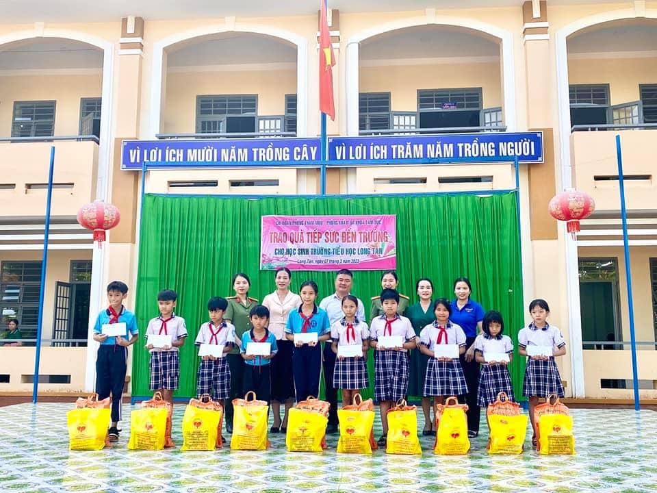 Chi đoàn Phòng PV 01 Công an tỉnh tặng quà học sinh có hoàn cảnh khó khăn trường Tiểu học Long Tân.