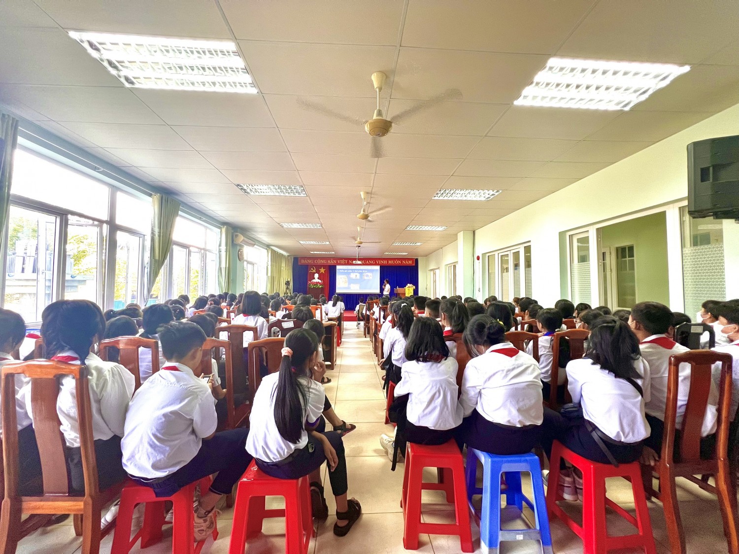 Giáo viên Tổng phụ trách và Ban Chỉ huy Liên đội của huyện Phú Riềng được tập huấn nghiệp vụ.