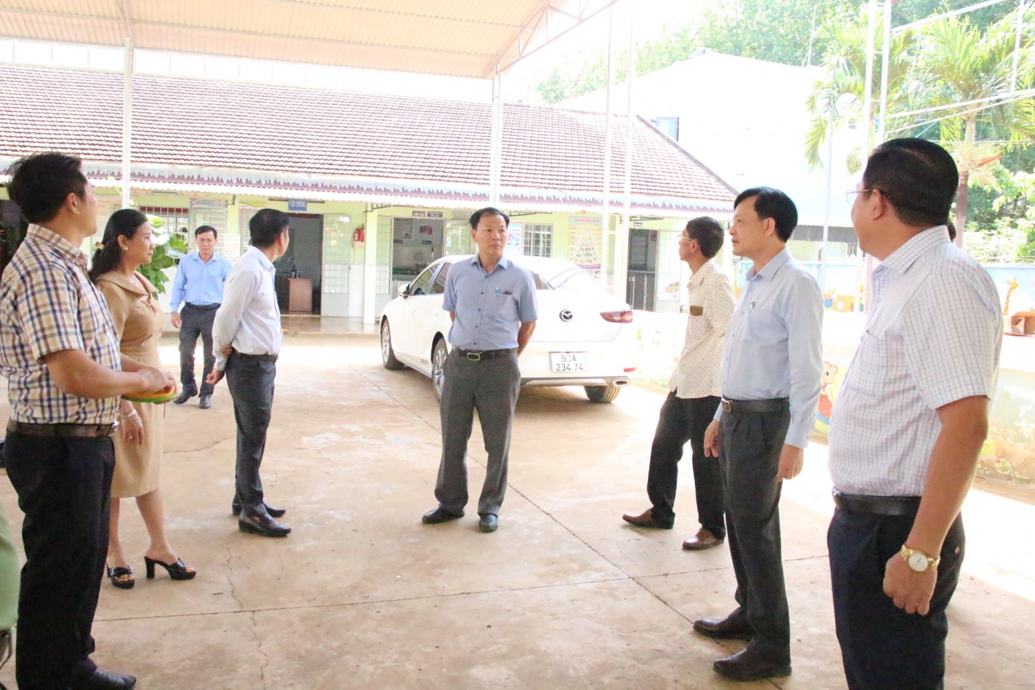 Lãnh đạo huyện Phú Riềng kiểm tra cơ sở vật chất các trường học.