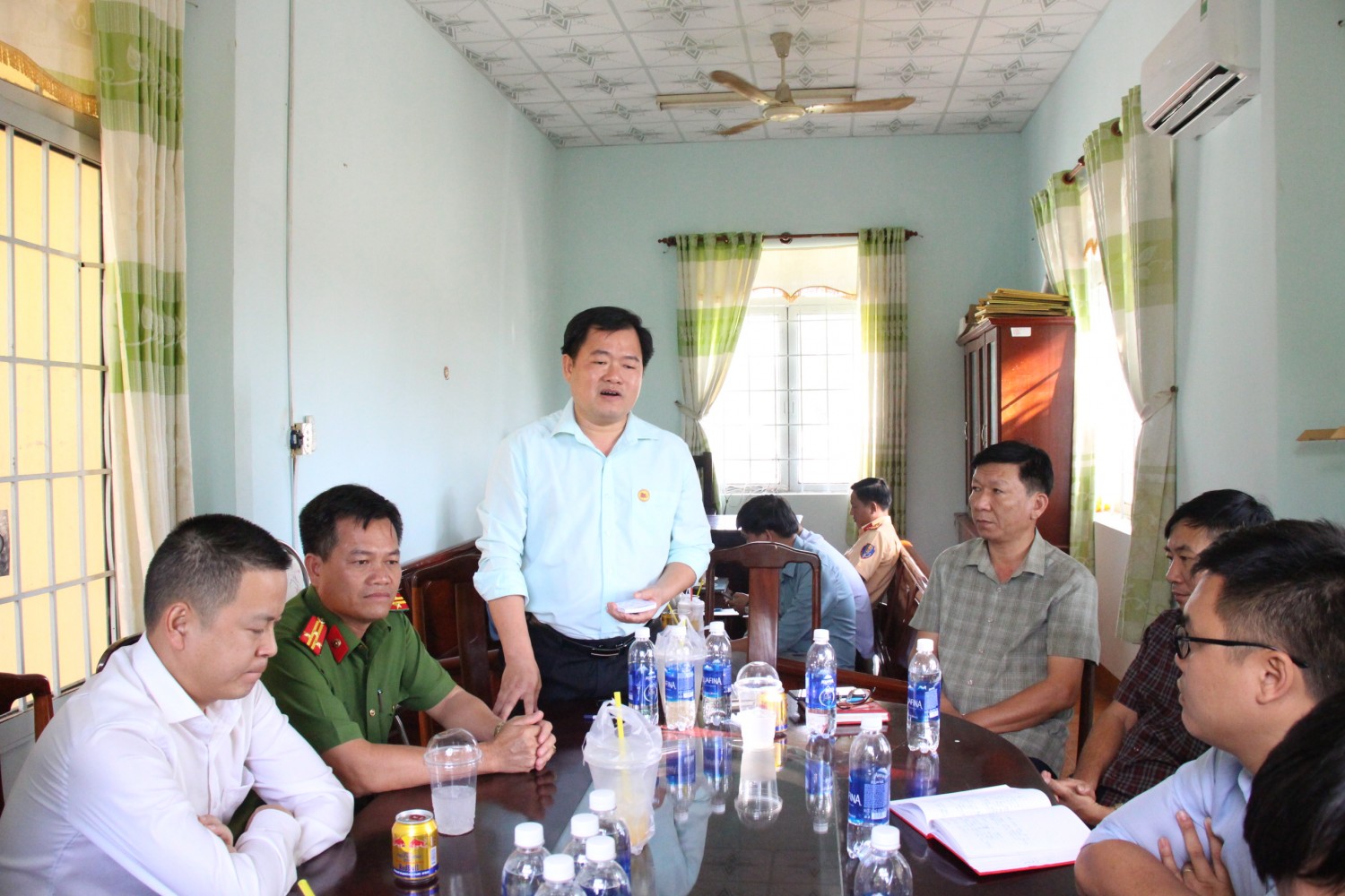 Lãnh đạo huyện Phú Riềng làm việc với các trại chăn nuôi heo tại xã Long Tân về việc đầu tư mở rộng đường giao thông.
