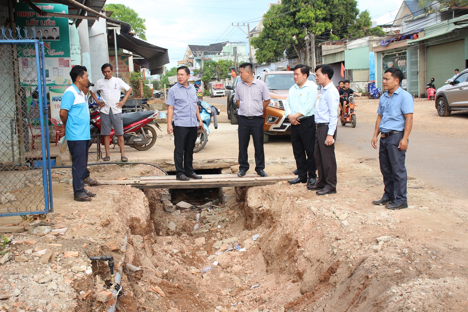 Chủ tịch UBND huyện Phú Riềng kiểm tra việc giải phóng mặt bằng các tuyến đường giao thông trên địa bàn xã Long Tân.