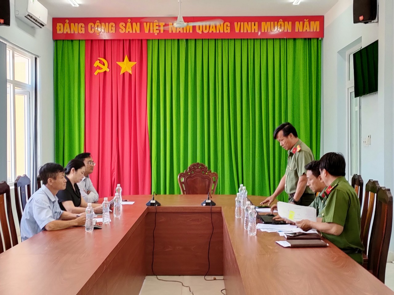 Công an huyện Phú Riềng làm việc với Đảng ủy xã Long Bình về công tác cán bộ
