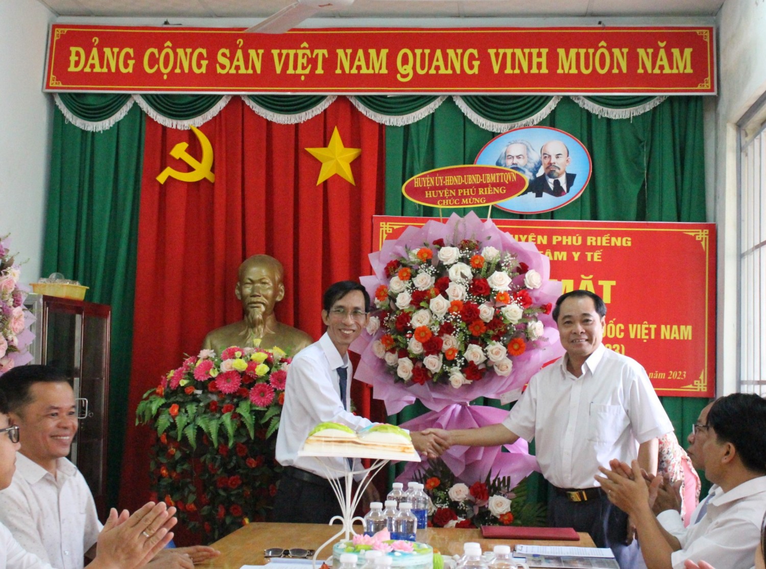 Trung tâm Y tế huyện Phú Riềng họp mặt kỷ niệm 68 năm Ngày Thầy thuốc Việt Nam.