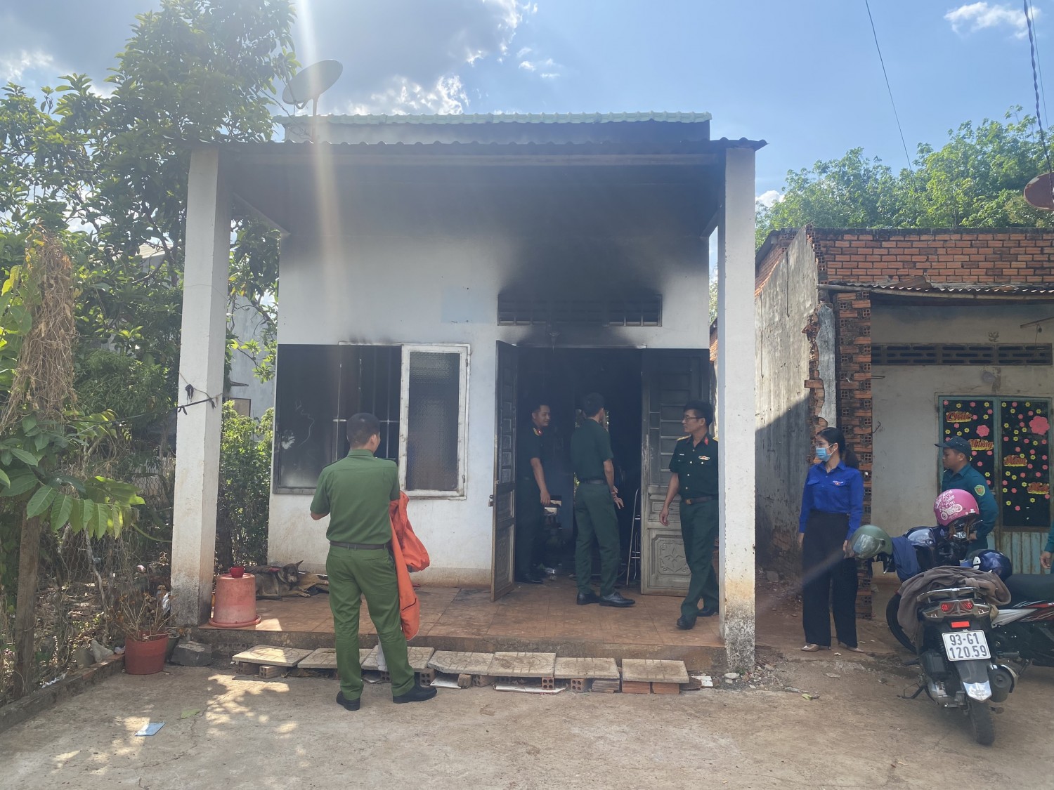 Thanh niên xã Phú Riềng hỗ trợ hộ gia đình khắc phục hậu quả vụ cháy nhà.