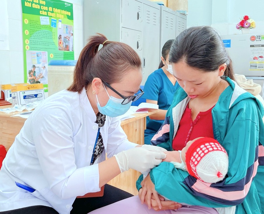 Phú Riềng: Triển khai tiêm vắc xin phòng bệnh miễn phí cho trẻ