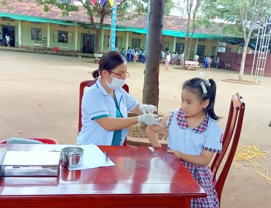 Phú Riềng tổ chức Chiến dịch tiêm bổ sung vaccine Uốn ván - Bạch hầu giảm liều (Td) cho trẻ 8 tuổi và trẻ học lớp 3 trên địa bàn huyện năm 2023