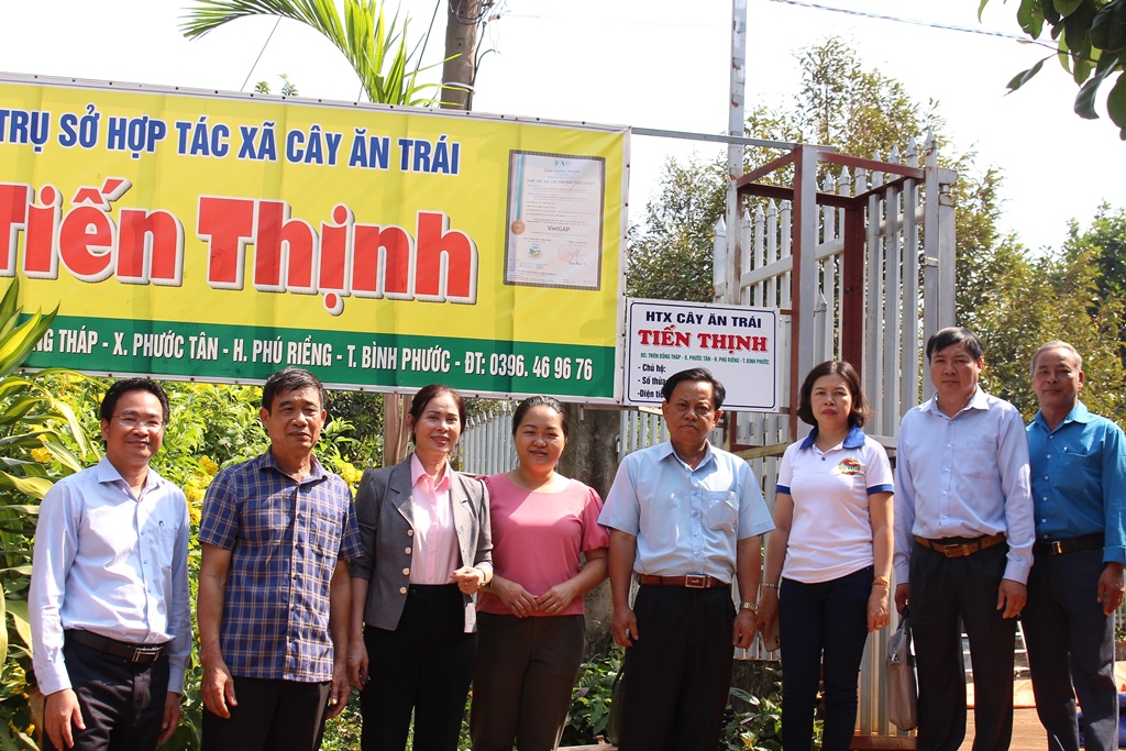 Chủ tịch Hội Nông dân tỉnh Trần Văn Vinh thăm, làm việc Hội Nông dân huyện và các HTX trên địa bàn 2 xã Phước Tân, Long Tân